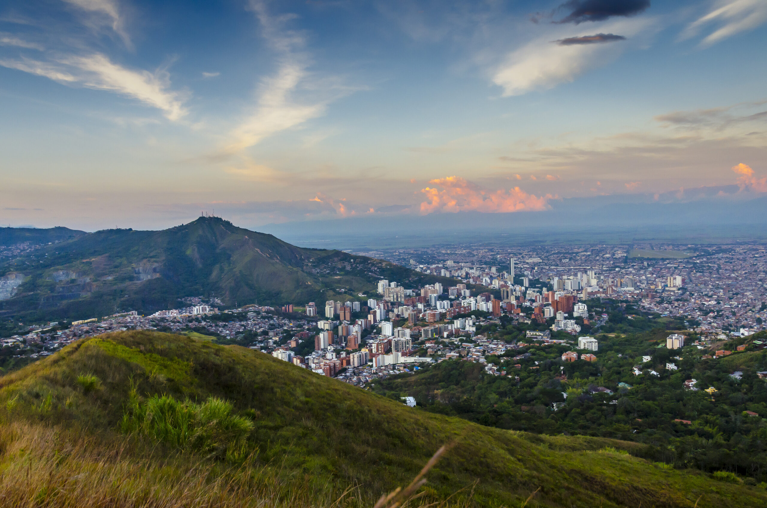 Paisaje representativo de Cali con montañas y ciudad